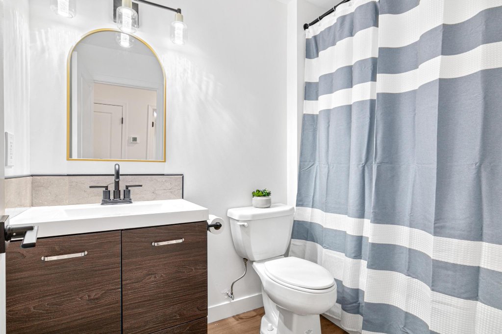 Main level bath