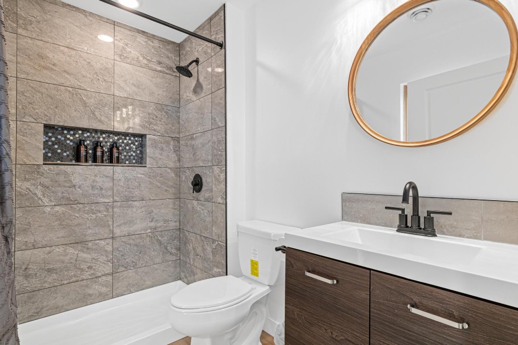 Third level en-suite bath